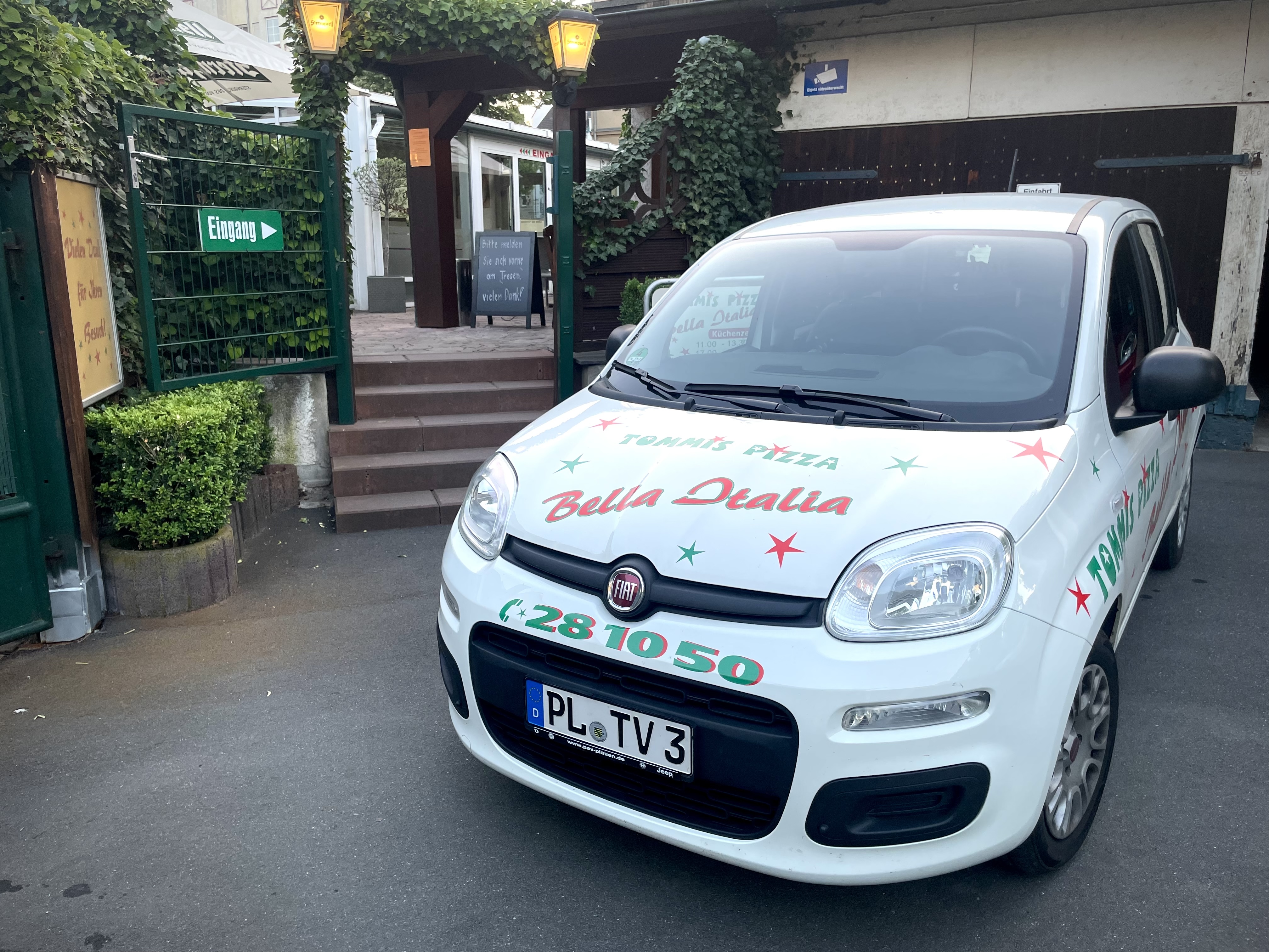 Lieferfahrzeug Tommis Pizza Bella Italia